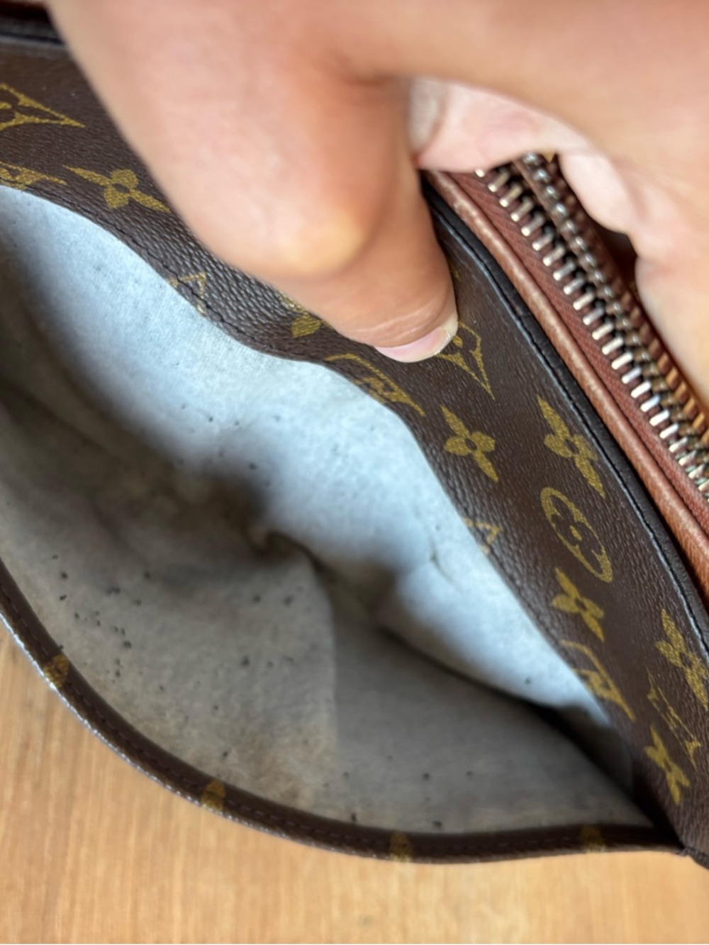 Authentic louis Vuitton monogram clutch - Picture 10 of 10